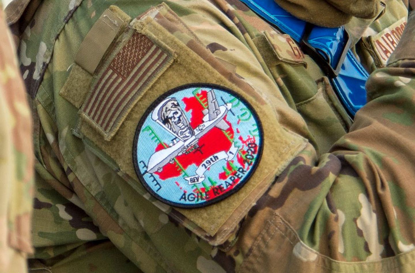 美军人员佩戴的臂章中，一架“死神”无人机略过中国版图，图案下方还绘有4枚导弹。（美国《空军》杂志网站截图）