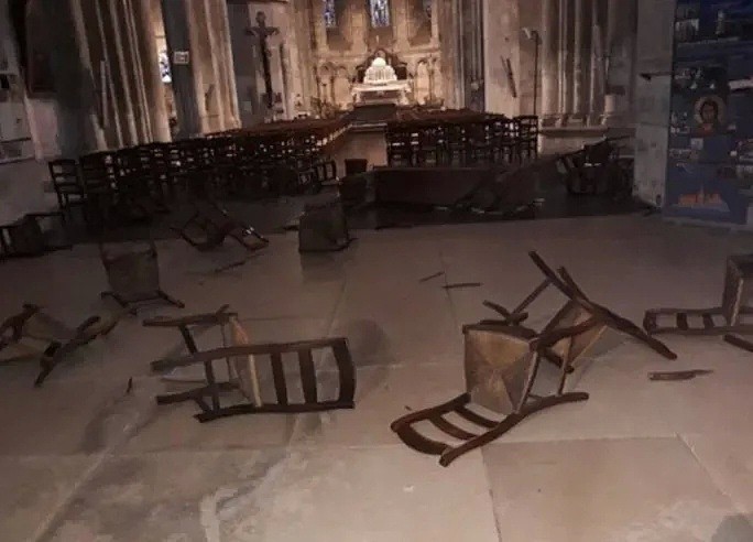 法国封城前夕爆恐袭，多名平民遭砍杀，2人被斩首，教堂惨变屠杀场！（视频/组图） - 7