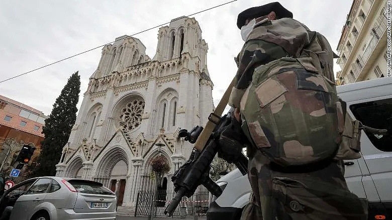 法国封城前夕爆恐袭，多名平民遭砍杀，2人被斩首，教堂惨变屠杀场！（视频/组图） - 24