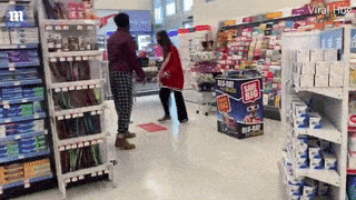 横！加拿大非裔大妈逛超市不戴口罩，称会功夫踢亚裔女店员，三招后落荒而逃（视频/组图） - 3