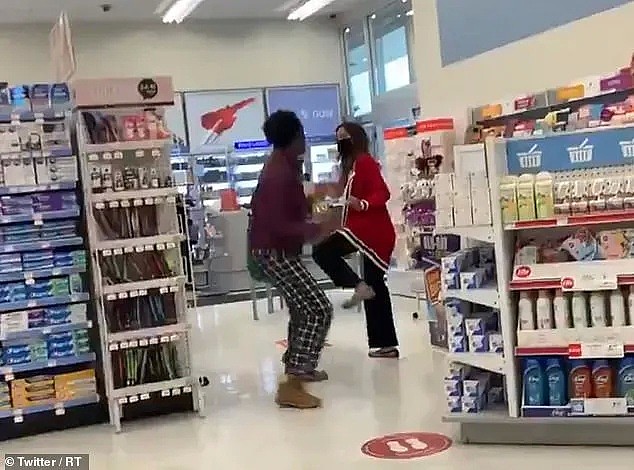 横！加拿大非裔大妈逛超市不戴口罩，称会功夫踢亚裔女店员，三招后落荒而逃（视频/组图） - 1