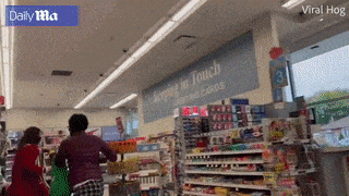 横！加拿大非裔大妈逛超市不戴口罩，称会功夫踢亚裔女店员，三招后落荒而逃（视频/组图） - 2