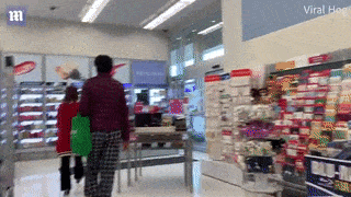 横！加拿大非裔大妈逛超市不戴口罩，称会功夫踢亚裔女店员，三招后落荒而逃（视频/组图） - 7