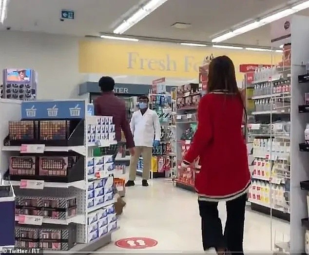 横！加拿大非裔大妈逛超市不戴口罩，称会功夫踢亚裔女店员，三招后落荒而逃（视频/组图） - 8