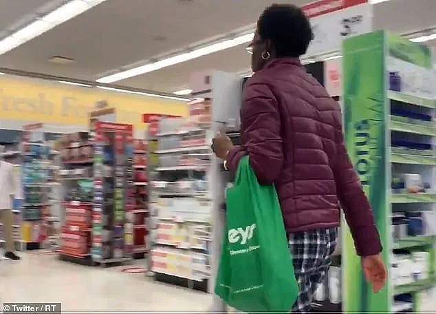 横！加拿大非裔大妈逛超市不戴口罩，称会功夫踢亚裔女店员，三招后落荒而逃（视频/组图） - 9