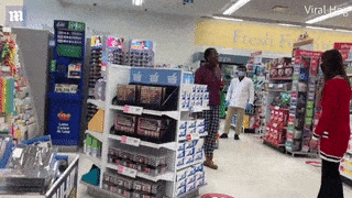 横！加拿大非裔大妈逛超市不戴口罩，称会功夫踢亚裔女店员，三招后落荒而逃（视频/组图） - 10