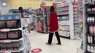 横！加拿大非裔大妈逛超市不戴口罩，称会功夫踢亚裔女店员，三招后落荒而逃（视频/组图） - 11