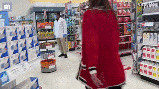 横！加拿大非裔大妈逛超市不戴口罩，称会功夫踢亚裔女店员，三招后落荒而逃（视频/组图） - 12
