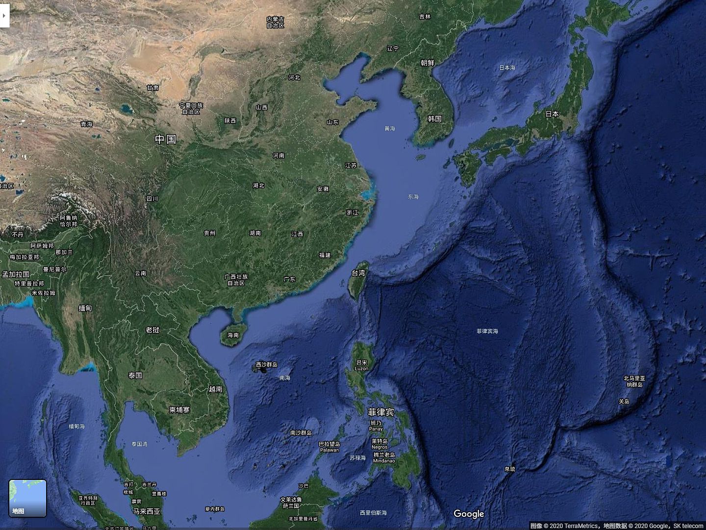 中国周边四大海域，渤海、黄海、东海及南海北部均为大陆架及其延伸，平均水深不足百米，不适宜潜艇尤其是大型潜艇活动。南海中央海盆则不同，平均水深在千米以上，适宜潜艇活动。台湾西南海域正位于南海中央海盆北部。图为中国周边海域图，蓝色的深浅代表海水的深度，颜色越深海水越深。（谷歌地图截图）