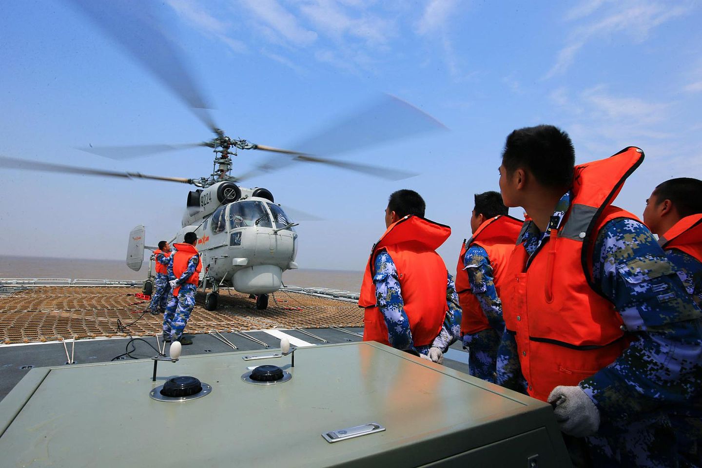 中国军舰搭载的卡-28舰载直升机。卡-28舰载直升机属于专业的舰载反潜直升机，系俄罗斯K-27舰载反潜直升机的出口型，其共轴双桨设计是俄罗斯卡莫夫设计局的标志性设计，但机载电子设备的落后限制了性能。（新华社）