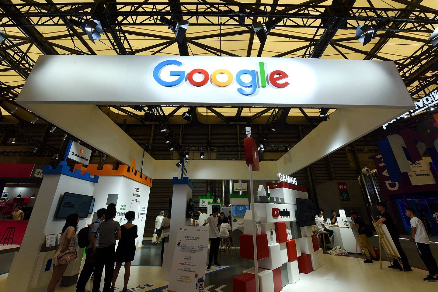 谷歌在退出中国大陆后一直未能再次进入。图为2019年8月2日，第十七届中国国际数码互动娱乐展览会（2019ChinaJoy）在上海开幕，观众在参观谷歌的游戏展台。（视觉中国）