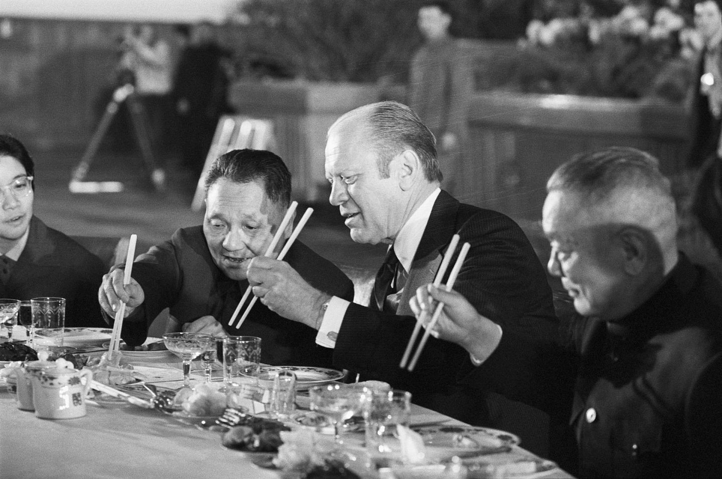 1975年12月4日，邓小平（右三）与李先念应邀出席美国总统福特（Gerald Ford）在北京人民大会堂举行的告别宴会。（视觉中国）