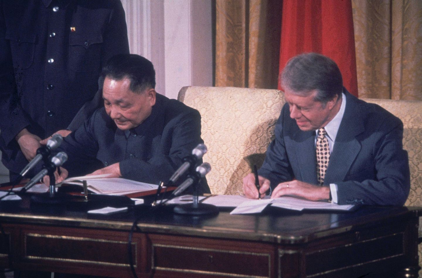 1979年1月31日，邓小平（左）与美国总统卡特（Jimmy Carter）在华盛顿签署《中美科技合作协定》。（视觉中国）