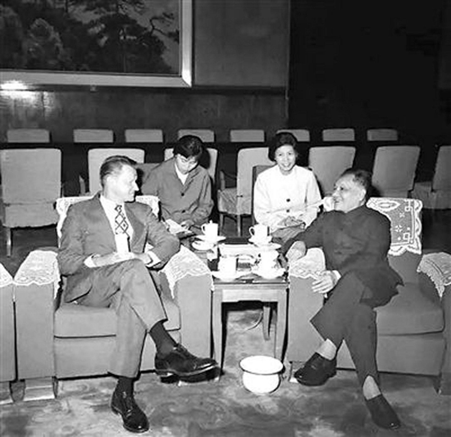 1978年5月21日，邓小平（右）在北京会见美国总统国家安全事务助理布热津斯基。（新华社）