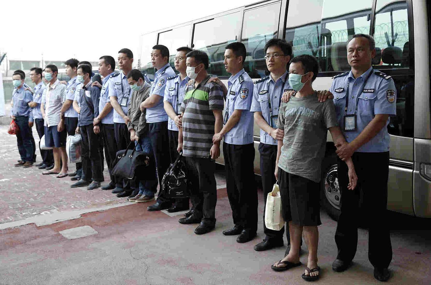 自“猎狐行动”展开，数千名逃往境外的涉案人员被拘捕回中国。（新华社）