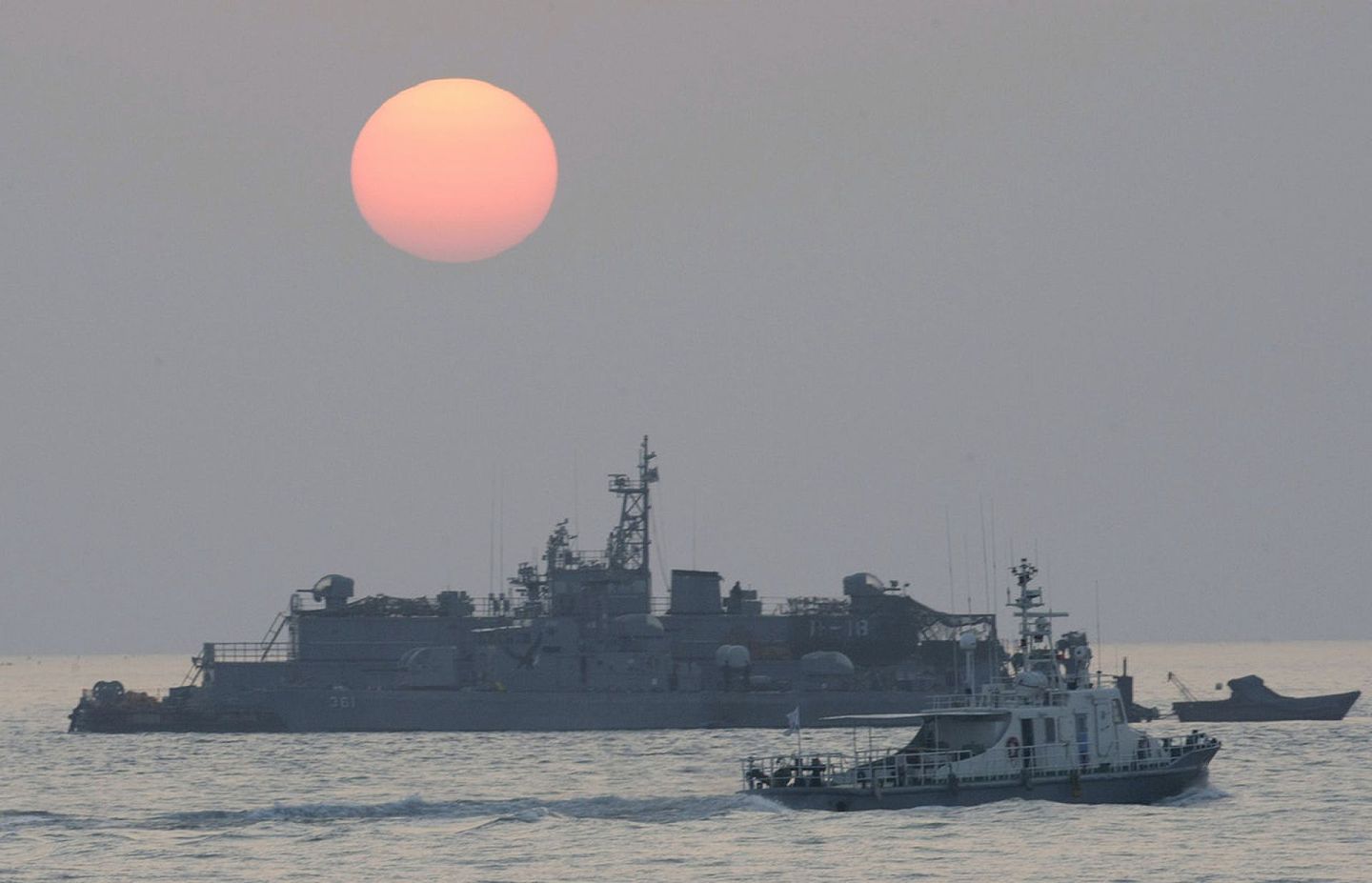 朝军射杀韩公民：韩国军方9月24日称，渔业公务员21日乘搭渔业指导船期间失踪，韩方派人四出寻找，最后找到他的踪影时，发现他在邻近朝鲜海域穿上救生衣，乘着漂浮物弃韩投朝。图为2010年12月，一架韩国政府的船只驶近一艘韩国军舰。（AP）