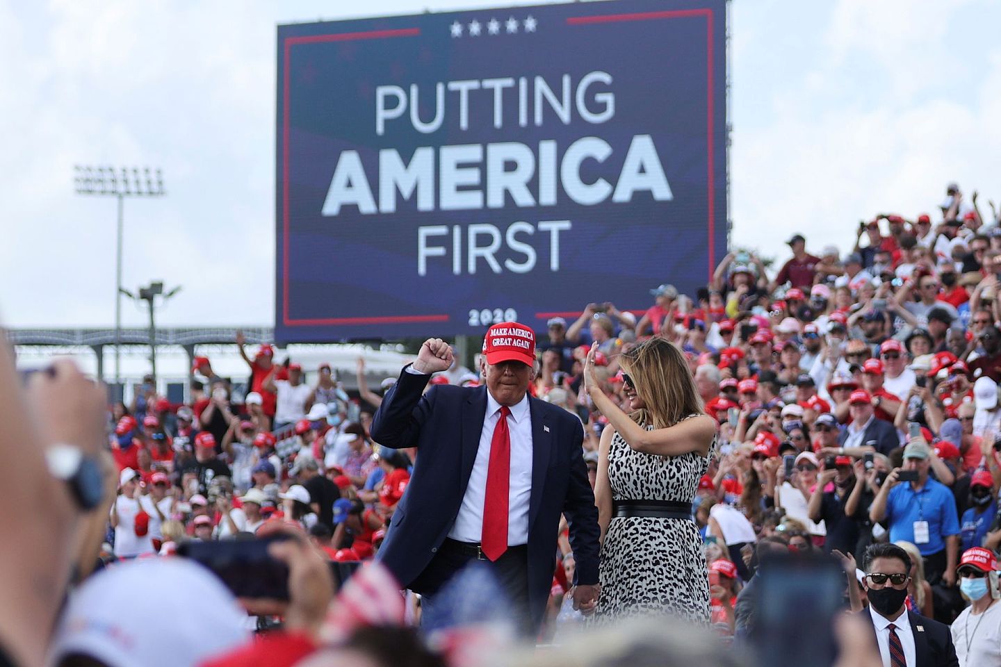 特朗普和夫人梅拉尼娅（Melania Trump）10月29日在佛罗里达州举行竞选集会。（Reuters）