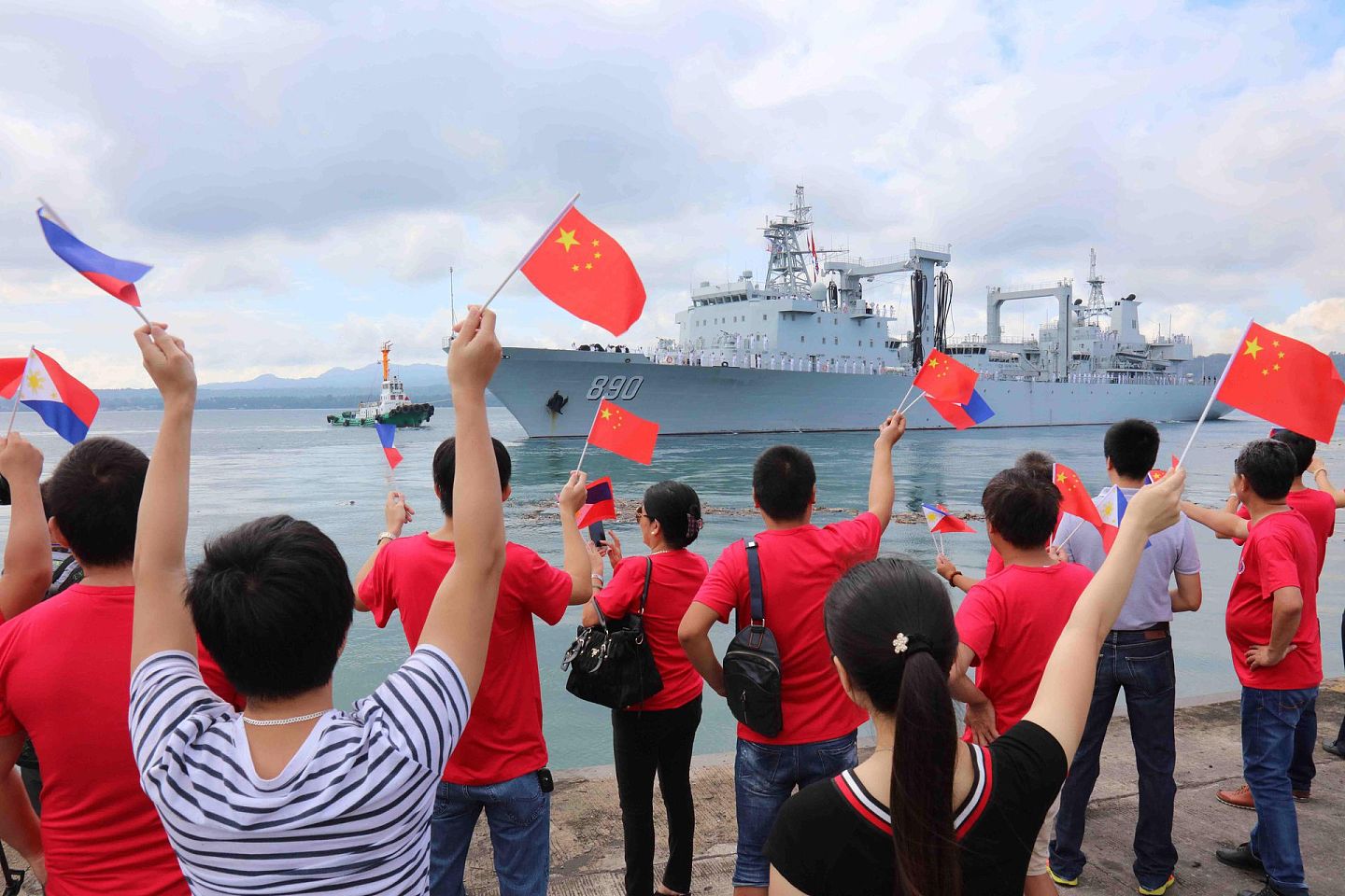 大量中国人的涌入，令部分菲律宾人感到不安。图为中资机构、华人华侨和留学生代表在菲律宾达沃港码头为中国海军远航访问编队送行。（新华社）
