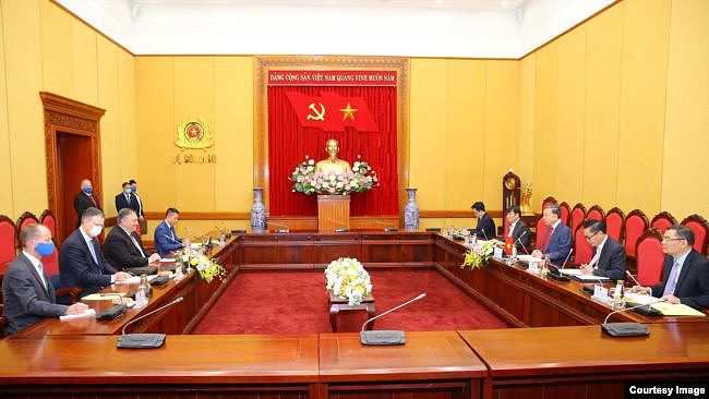美国蓬佩奥与越南公安部长苏林2020年10月30日在河内举行会谈（越南新闻社照片）