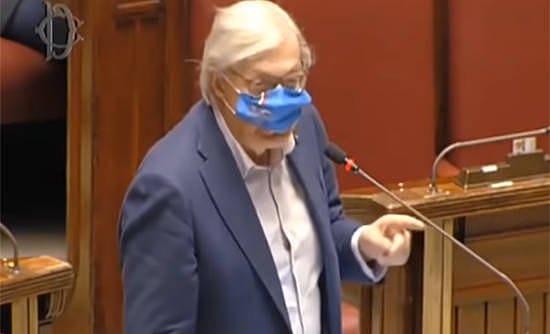 意大利议员不肯好好戴口罩，被直接抬出会场（组图） - 4
