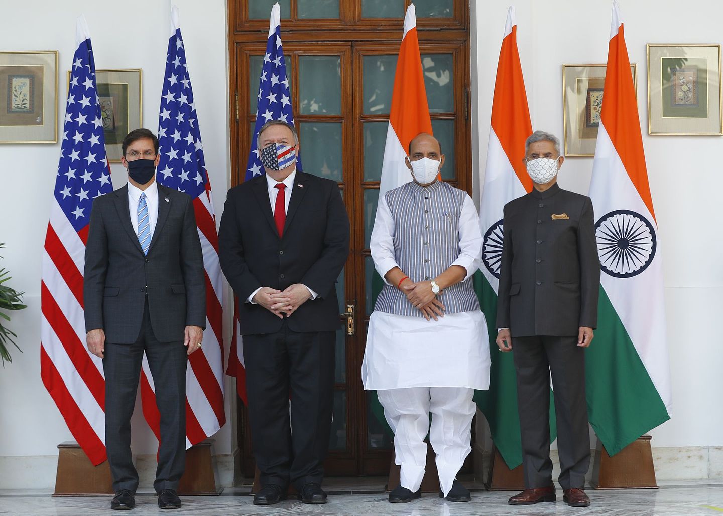 蓬佩奥（左二）和埃斯珀（左一）在周二与印度外交部长苏杰生（右一）的会谈中，将签署一项协议，扩大军事卫星信息共享，并强调华盛顿和新德里之间旨在对抗中国的战略合作。（AP）