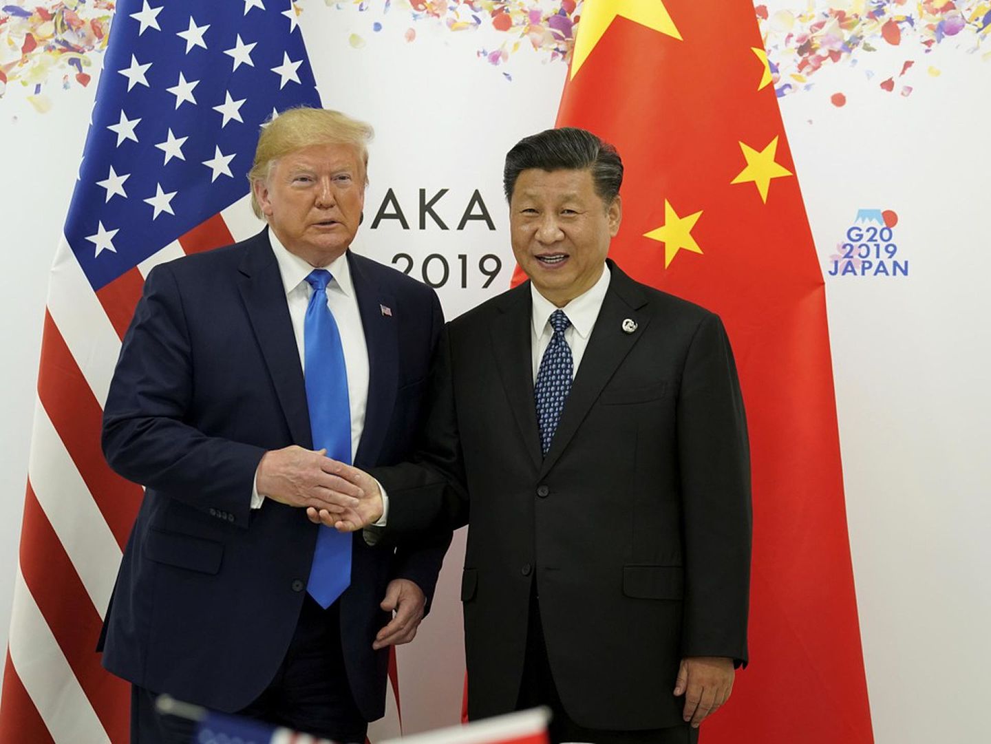 中美关系在特朗普第一任期的下半段时间里急剧走低，南海、台海等议题不断升温，两国领导人的交流也陷入停滞。图为2019年6月大阪峰会期间，中国国家主席习近平（左）与美国总统特朗普（Donald Trump）会晤，至此之后，两国领导人的交流寥寥可数，几近停滞。（Reuters）