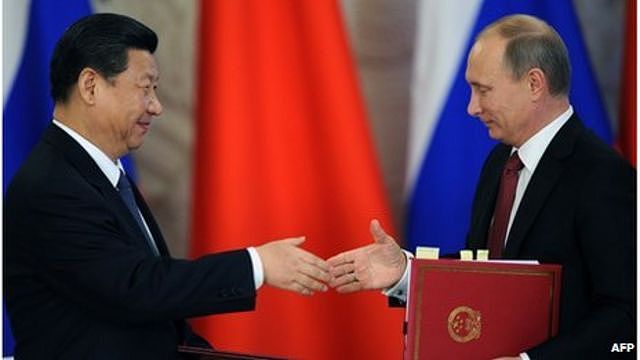 Vladimir Putin (R) and Xi Jinping (L) attend the opening ceremony of 