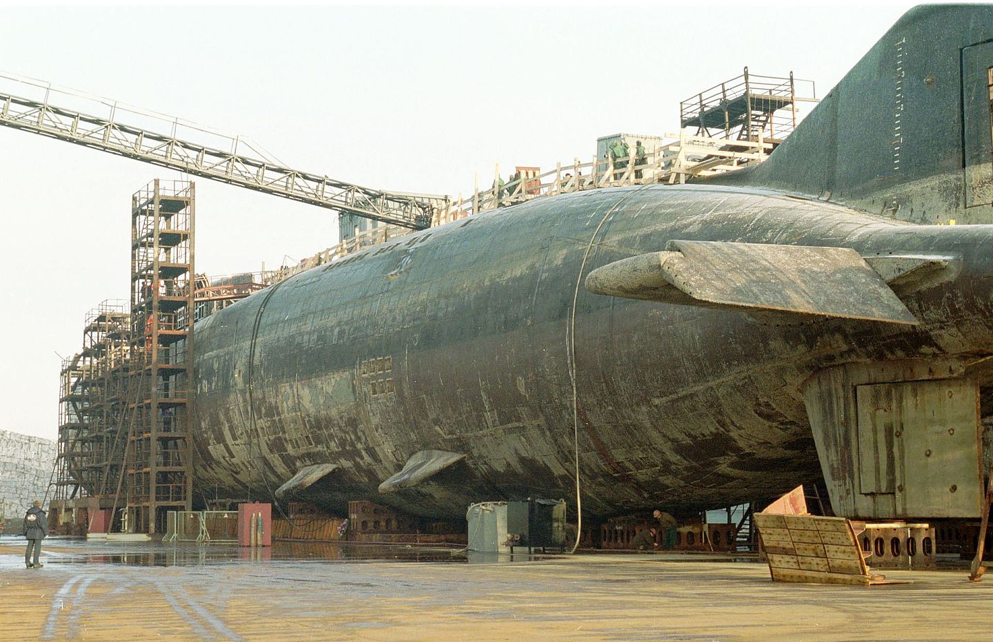 俄罗斯核潜艇体量依然庞大，但是设备比较老旧。2000年8月12日“库尔斯克”号核潜艇在巴伦支海参加军事演习时发生爆炸沉没。图为被打捞出水的“库尔斯克”号核潜艇。（VCG）