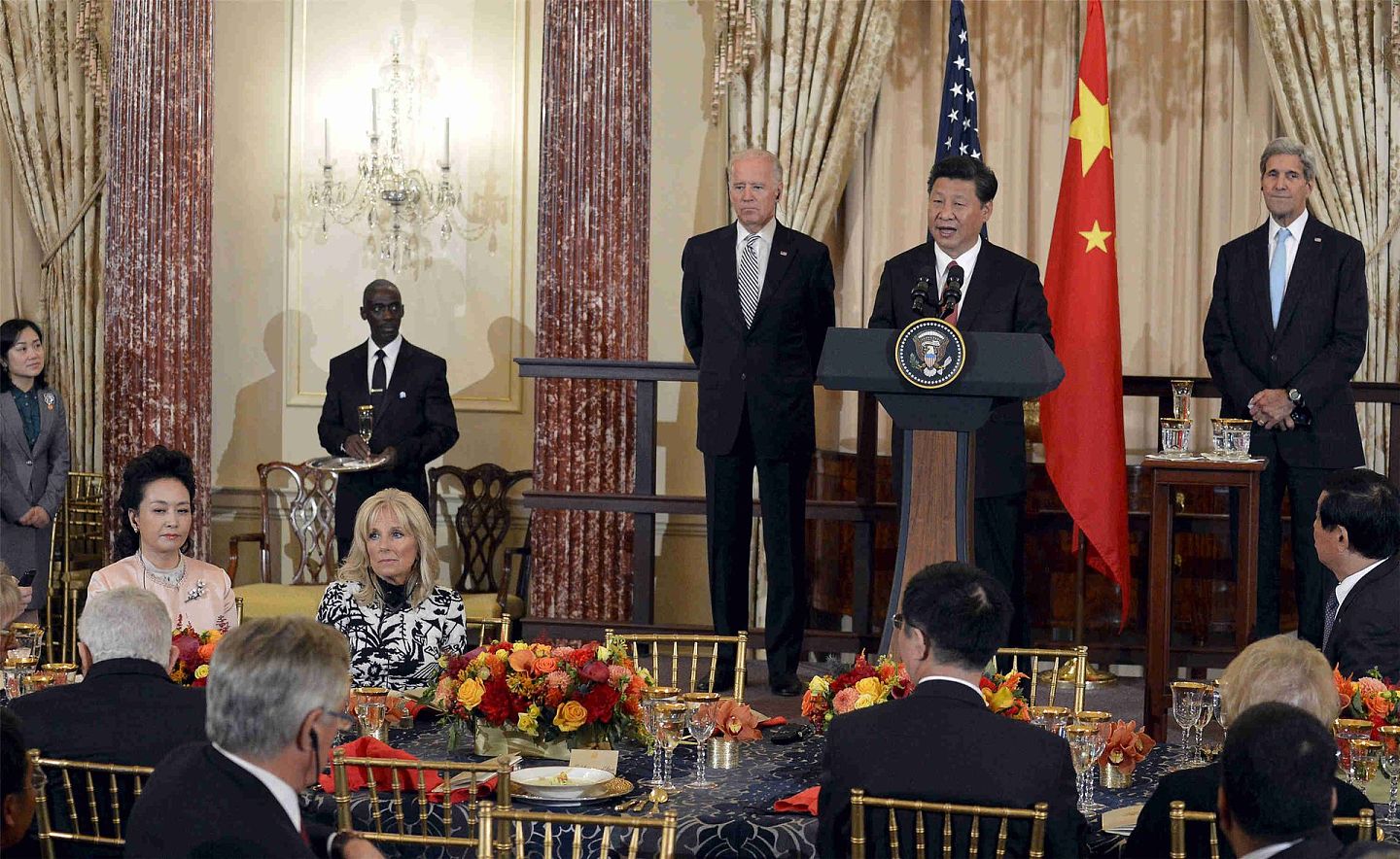 2015年9月25日，中国国家主席习近平出席时任美国副总统拜登和时任国务卿克里在国务院联合举行的欢迎午宴。（Reuters）