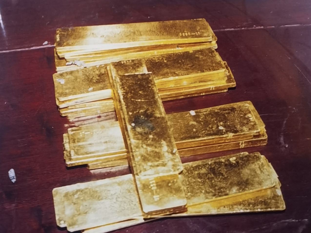 公园湖中捞出70公斤黄金，原国企经理带着这个“秘密”潜逃21年
