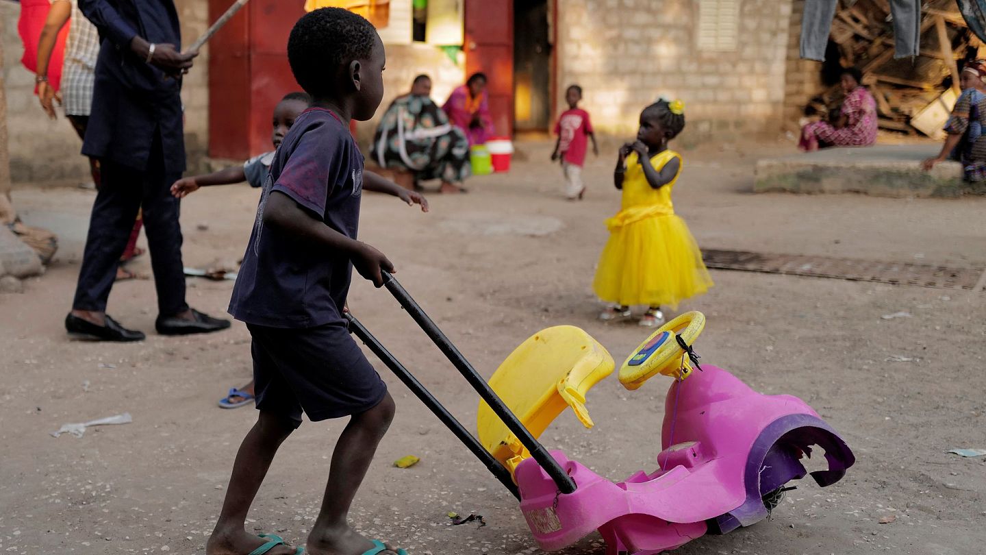 非法移民：图为10月23日，塞内加尔达喀尔的儿童在家门口玩耍。（Reuters）