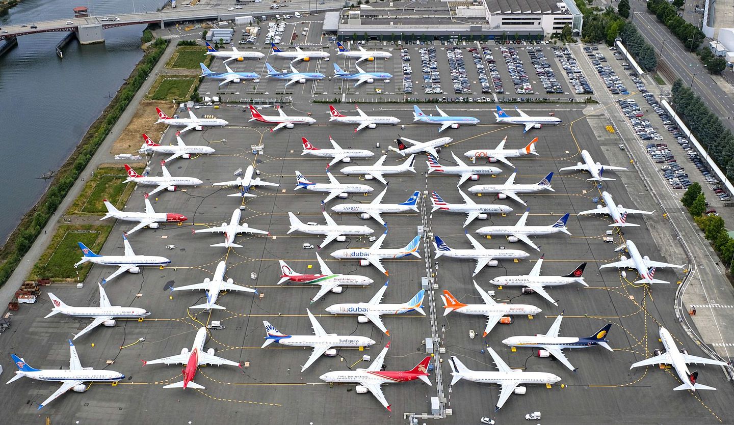 中国是2019年第一个停飞波音737 MAX飞机的国家。图为2019年6月27日，大量波音737 MAX飞机停放在美国西雅图波音机场附近的员工停车场。（Reuters）
