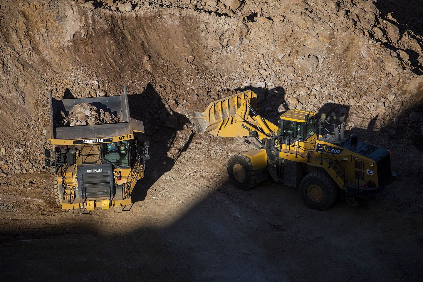 2019年6月7日，一台轮式装载车将原矿转移到矿坑内的一辆自卸卡车中。（Getty）
