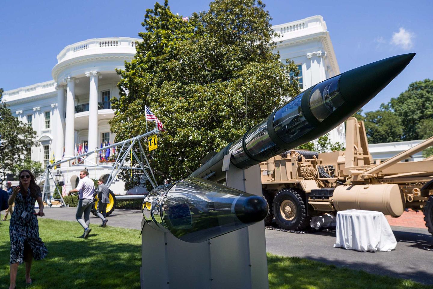 2019年7月15日，白宫举办第三届“美国制造”产品展，洛克希德•马丁公司生产的导弹等一些军用产品亮相。（AP）