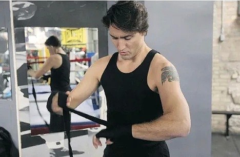 加拿大总理脱衣服打疫苗，隐秘纹身当场暴露，表面一本正经 内心竟是坏男孩（组图） - 16
