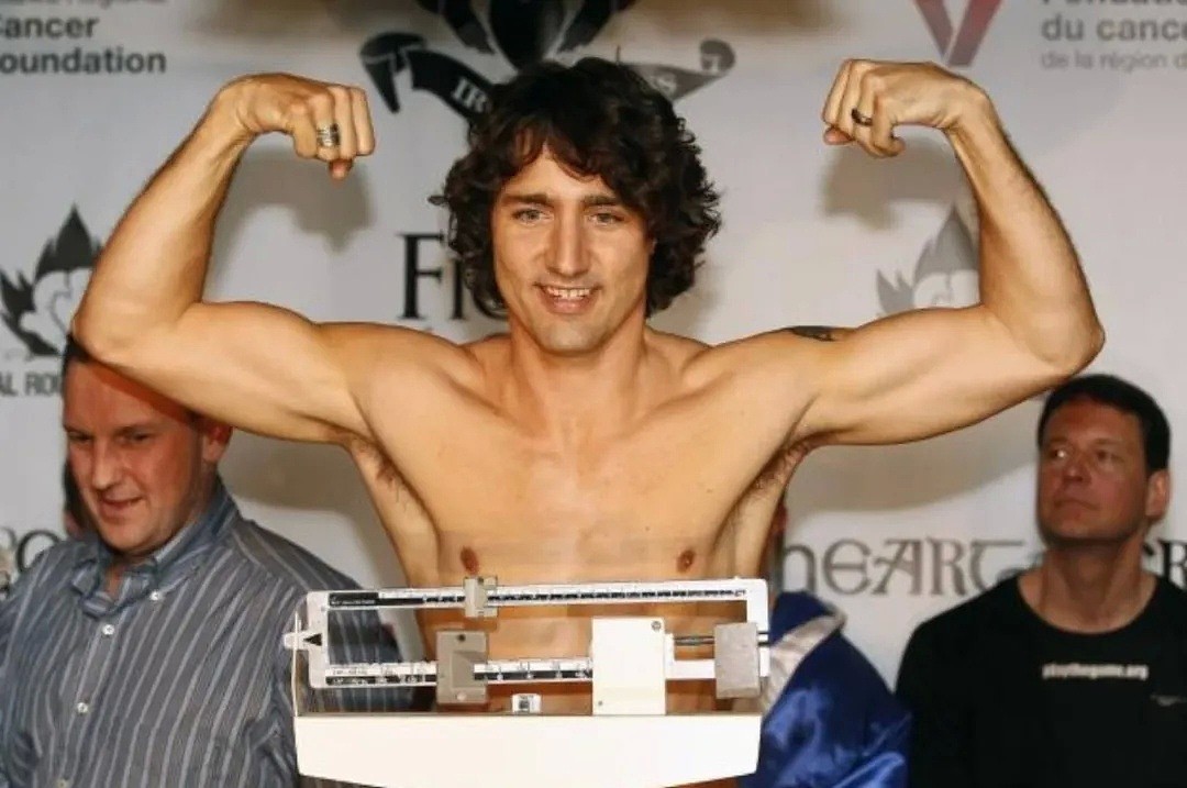 加拿大总理脱衣服打疫苗，隐秘纹身当场暴露，表面一本正经 内心竟是坏男孩（组图） - 17