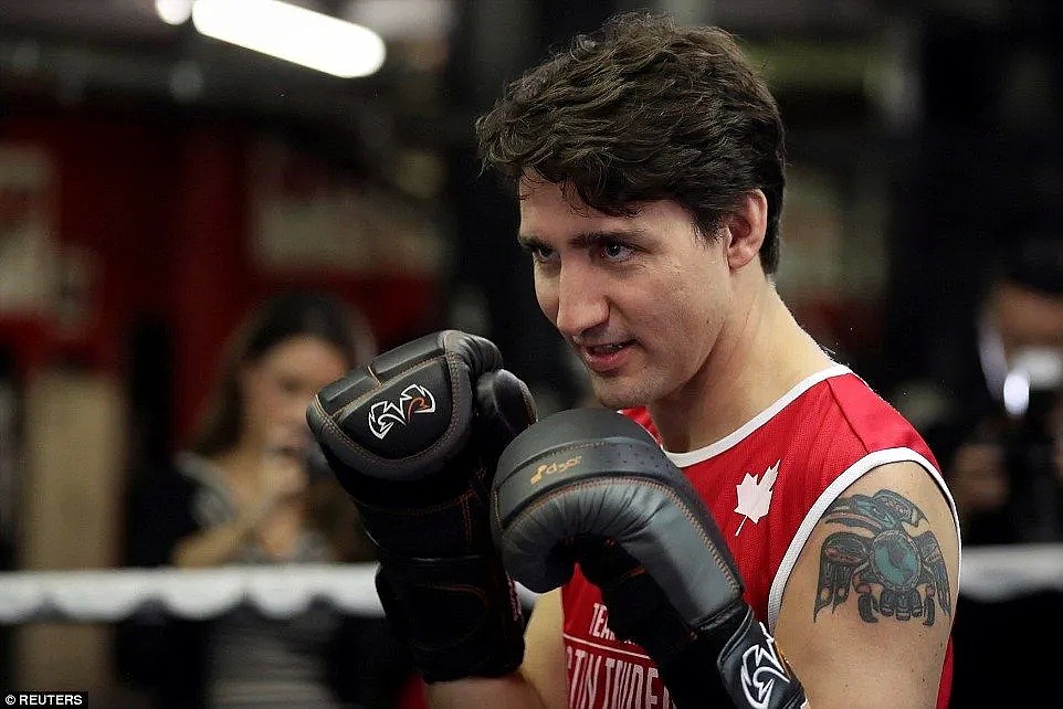加拿大总理脱衣服打疫苗，隐秘纹身当场暴露，表面一本正经 内心竟是坏男孩（组图） - 18