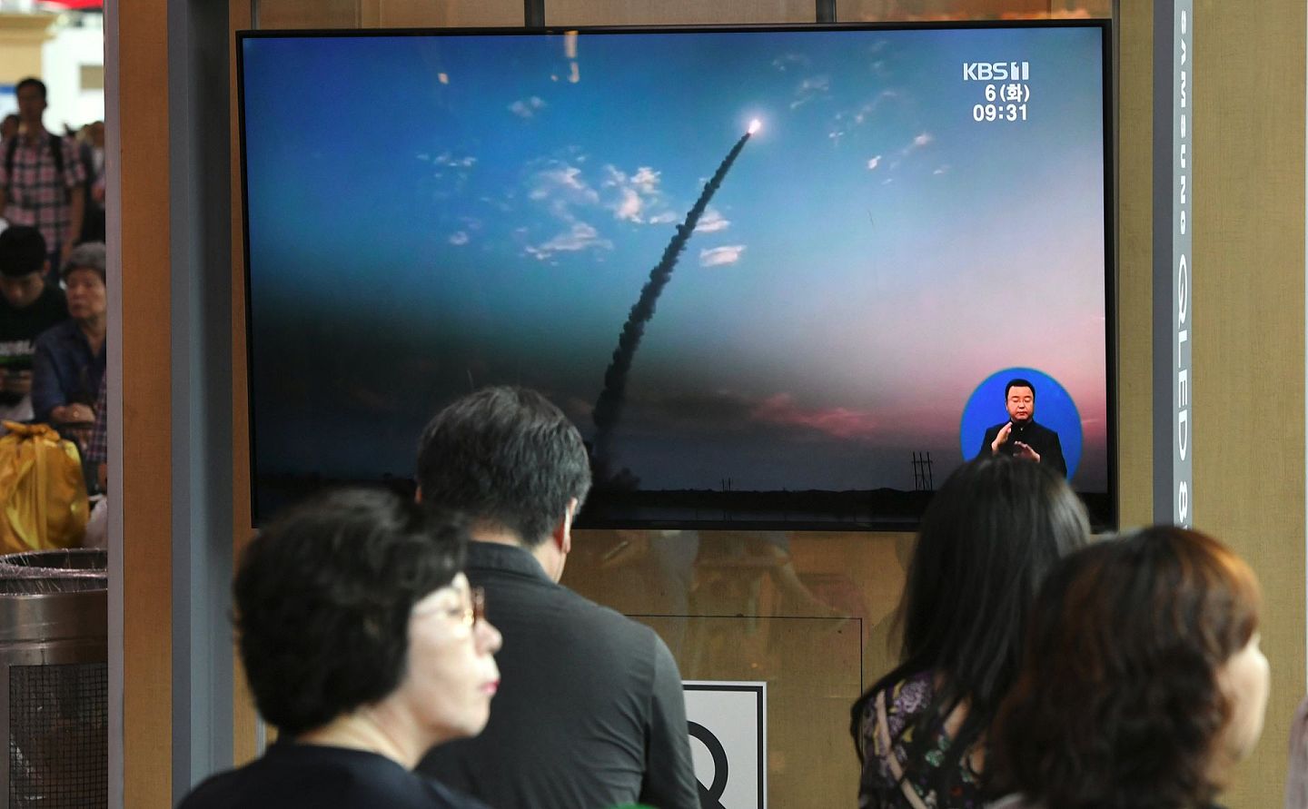 朝鲜多次试射导弹也引发日本担忧。图为2019年8月6日，电视屏幕上显示了朝鲜试射导弹的画面。（AFP）