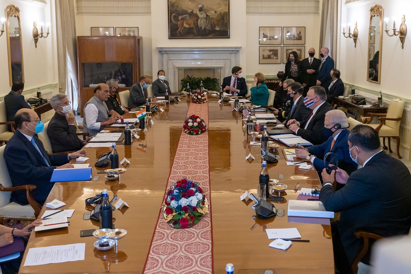 美国务卿蓬佩奥、美国防部长埃斯珀以及印度外长苏杰生、印度国防部长辛格10月27日举行了会晤。（Twitter@Secretary Pompeo）