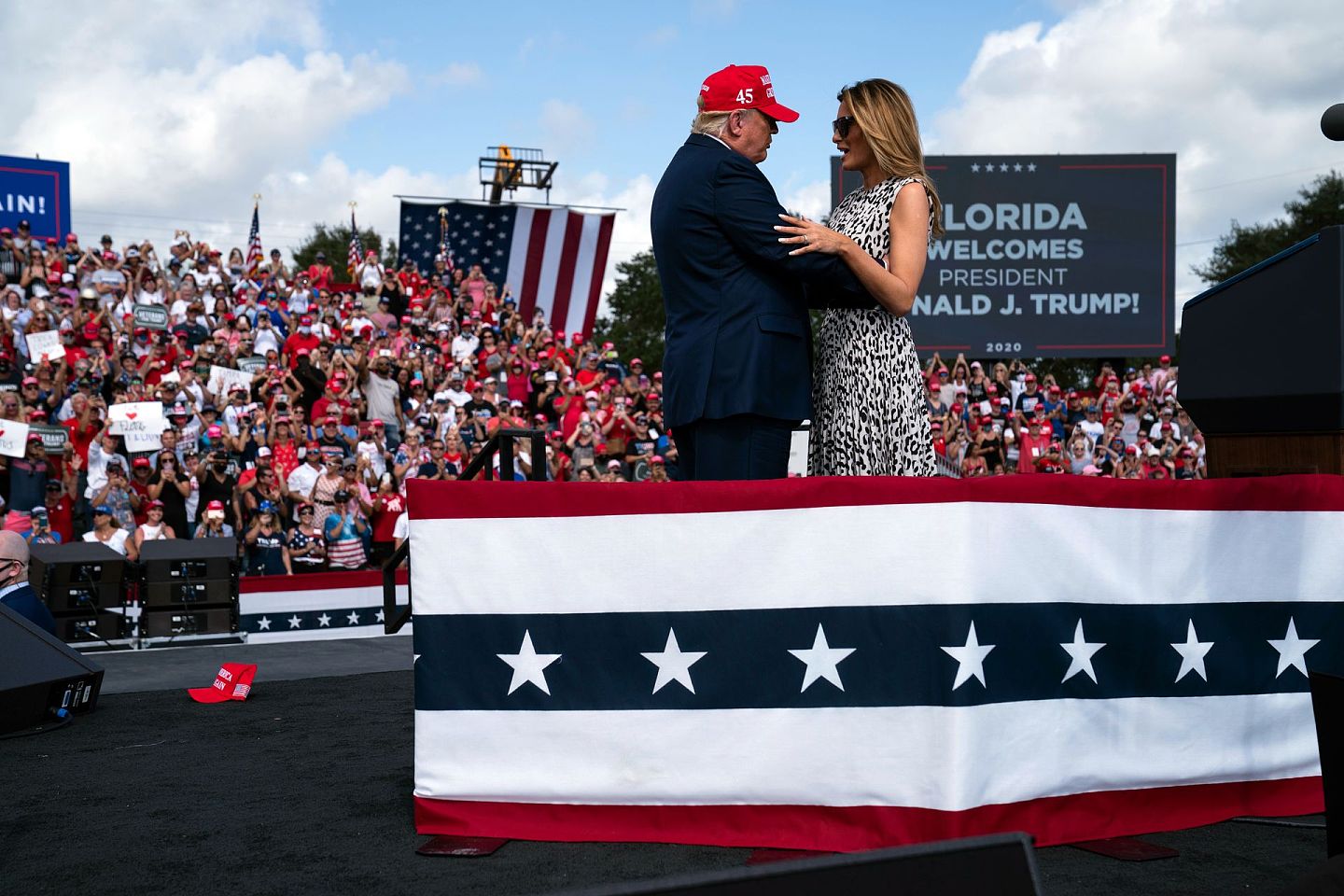 2020年10月29日，特朗普夫人梅拉尼娅（Melania Trump）在佛州坦帕市（Tampa）雷蒙德·詹姆斯体育场（Raymond James Stadium）外举行的竞选集会上，与特朗普拥抱。（AP）
