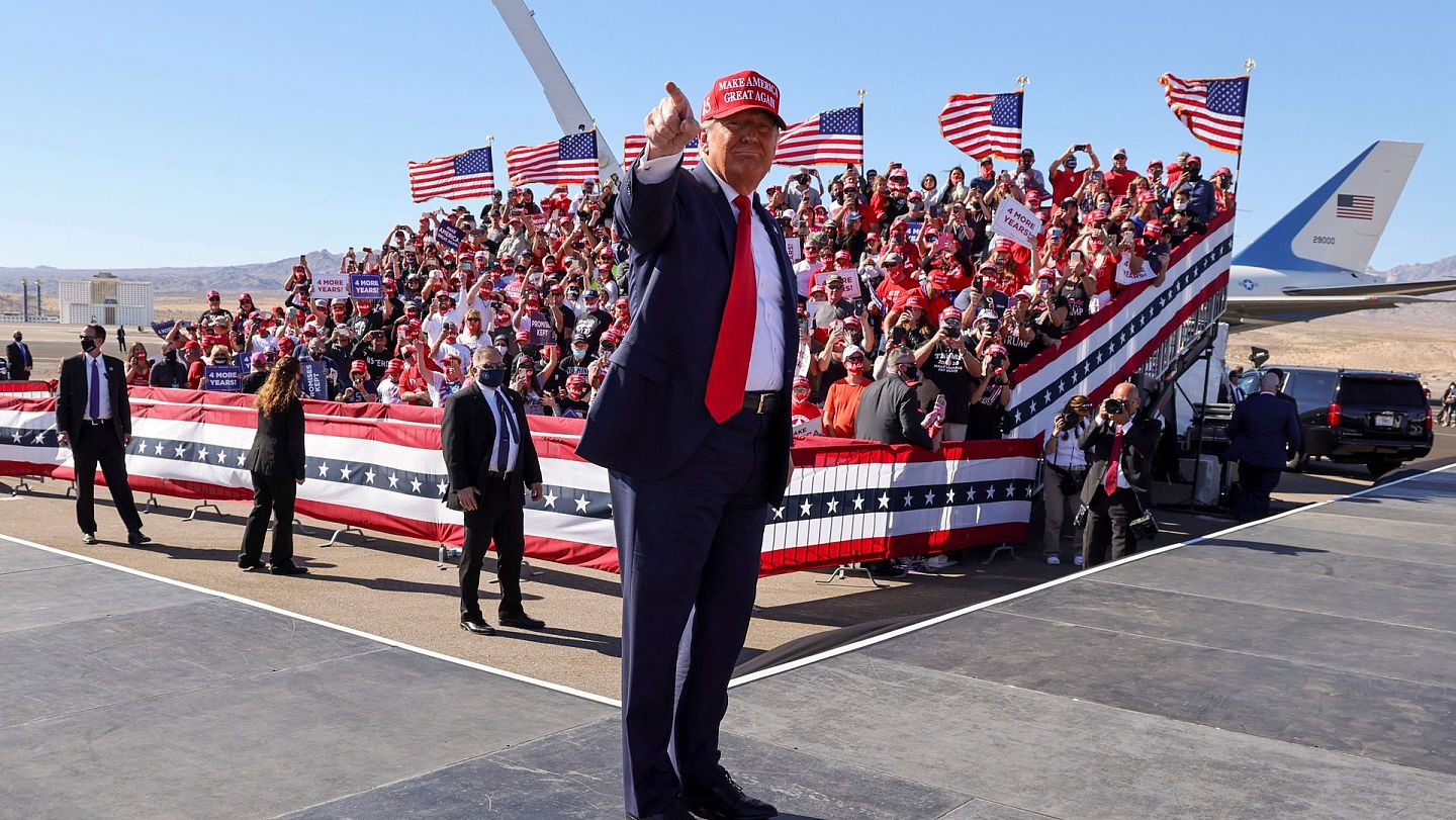 2020年10月28日，特朗普在亚利桑那州举行竞选集会，向媒体镜头展现自信的姿态。（Reuters）