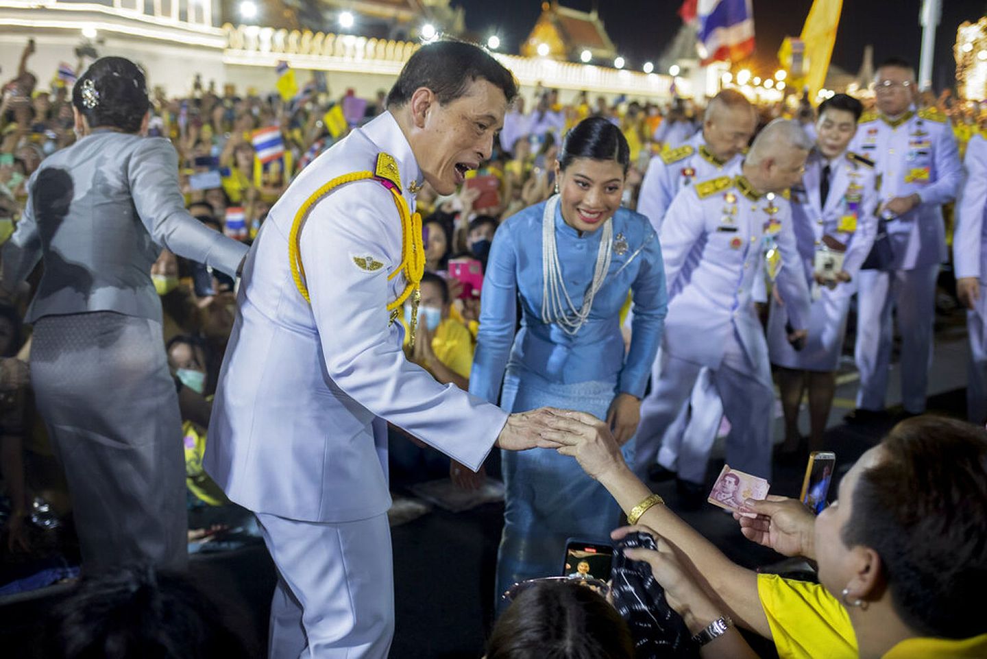 泰国示威：图为11月1日，泰王哇集拉隆功在曼谷与支持者互动。（AP）