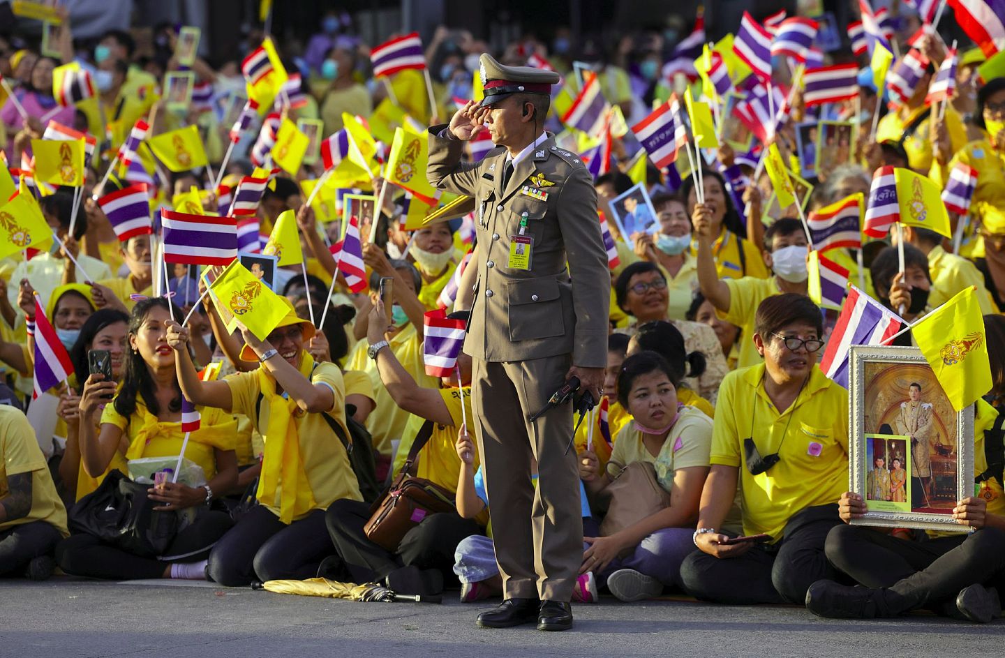 泰国示威：拥护君主制的民众11月1日在曼谷集会，有人手持国旗，有人手持泰王画像。（Reuters）