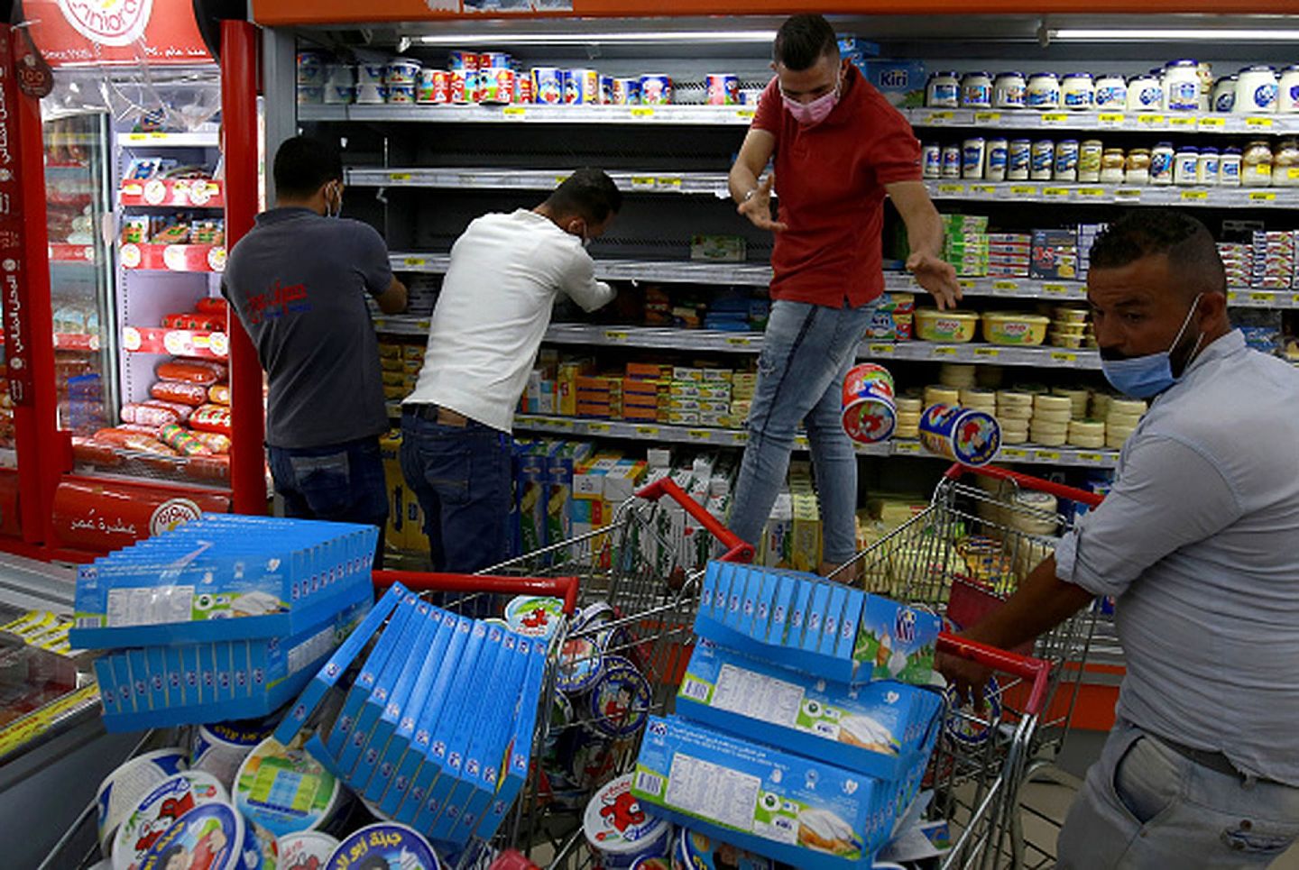 2020年10月26日，约旦首都安曼，某超市的工作人员将店内摆放的法国商品全部下架。（Getty Images）
