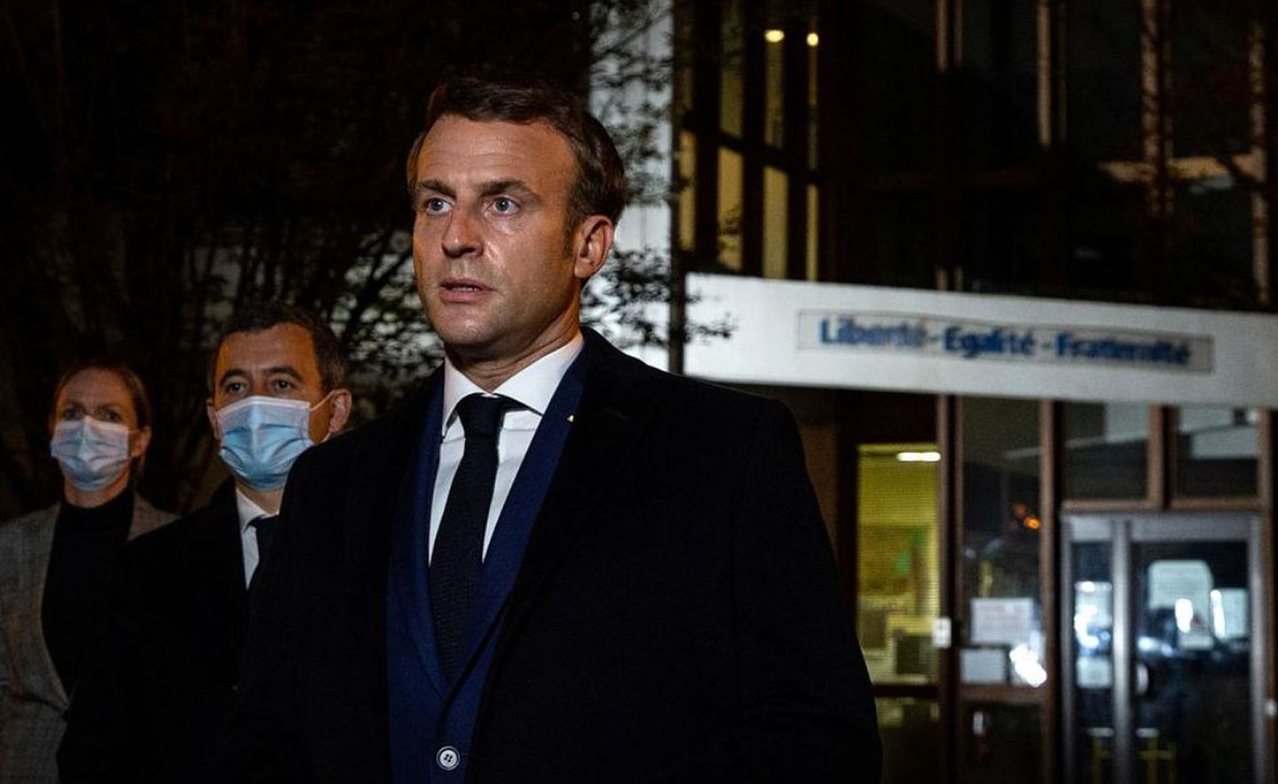 法国巴黎一名历史教师10月16日在街头惨遭斩首。法国总统马可龙16日晚抵达事发现场，对媒体记者发表讲话。（Reuters）
