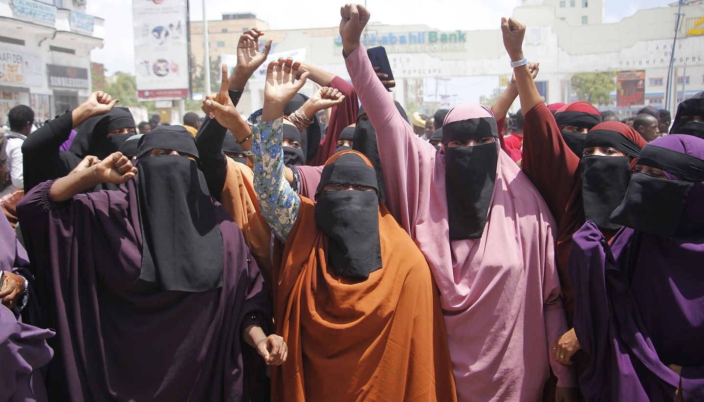 2020年10月28日星期三，数百人在索马里首都摩加迪沙举行示威，高呼反对法国总统马克龙的口号。中东及其他地区的穆斯林呼吁抵制法国产品，并发起抗议活动。围绕对先知穆罕默德(Prophet Muhammad)的描述和言论自由限制的冲突正在加剧。（AP）