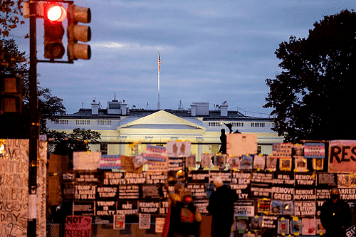 10月31日傍晚在美国华盛顿拍摄的白宫，铁栅栏上挂满抗议标语。新华社记者刘杰摄