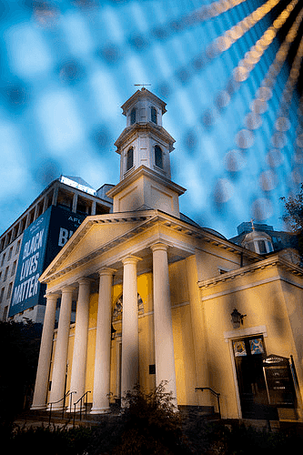 10月31日，在美国华盛顿，白宫附近的圣约翰圣公会教堂（俗称“总统教堂”）前设置了隔离围栏。新华社记者刘杰摄
