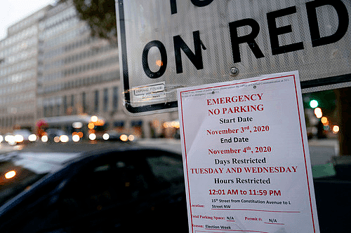 10月31日，美国华盛顿，白宫附近一处交通指示牌上贴着通知，要求选举日禁止在当地停车。新华社记者刘杰摄
