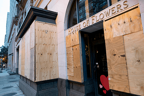 10月31日，在美国华盛顿，白宫附近的一家花店用木板加固了门窗。新华社记者刘杰摄